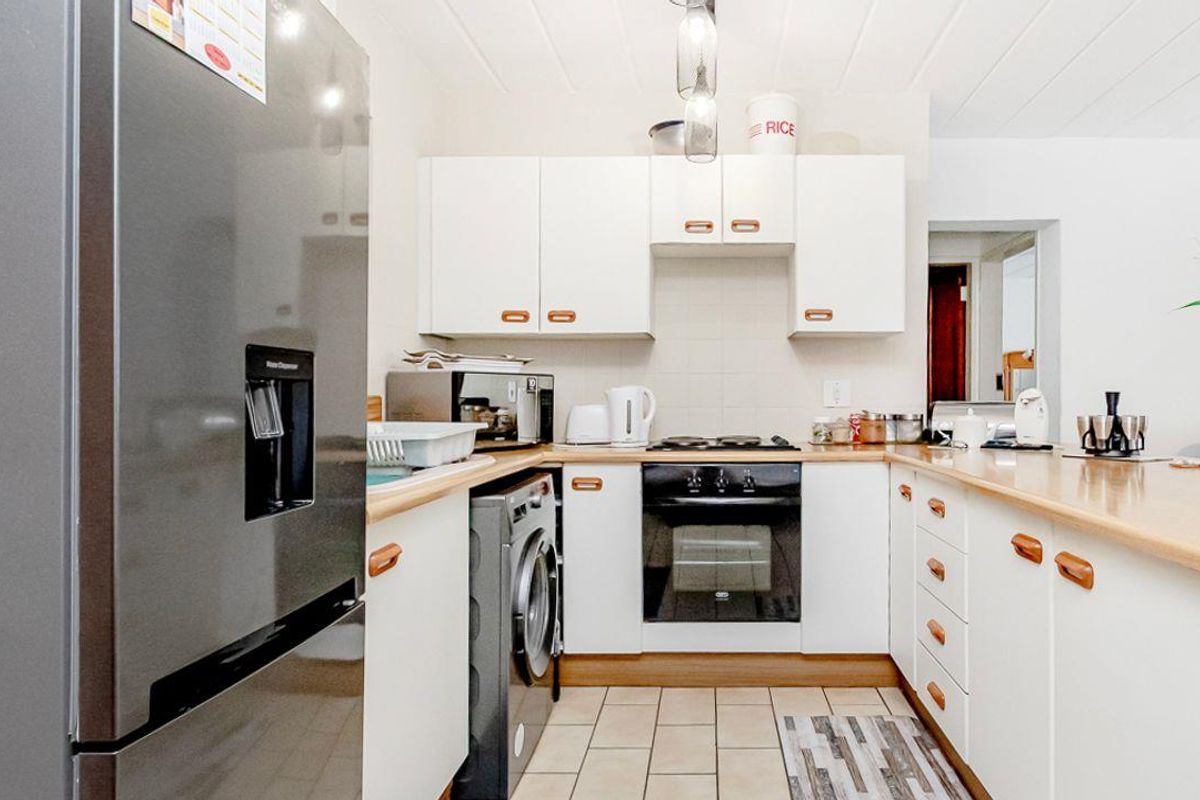 Charming and Spacious Ground Floor Unit in a Secure Complex. - Photo 4