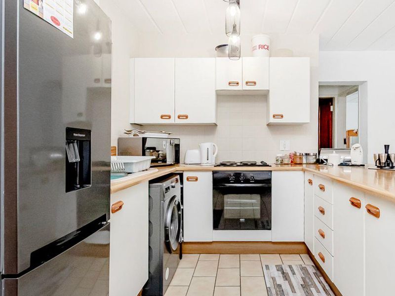 Charming and Spacious Ground Floor Unit in a Secure Complex. - Photo 4