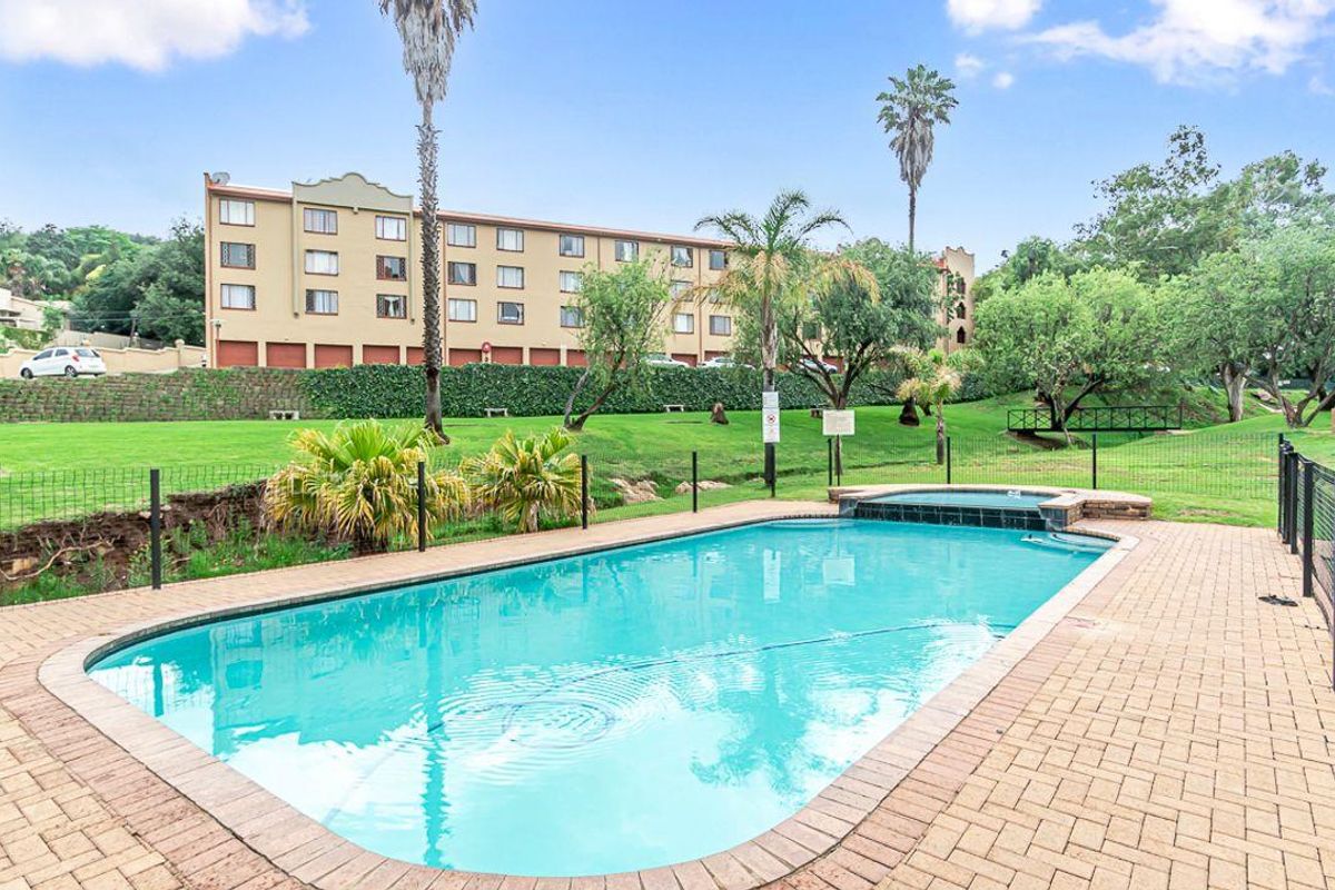 Charming and Spacious Ground Floor Unit in a Secure Complex. - Photo 2