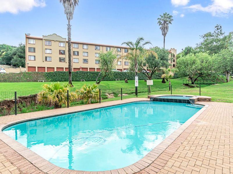 Charming and Spacious Ground Floor Unit in a Secure Complex. - Photo 2