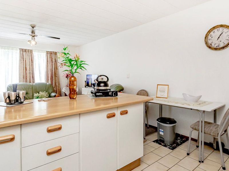 Charming and Spacious Ground Floor Unit in a Secure Complex. - Photo 6