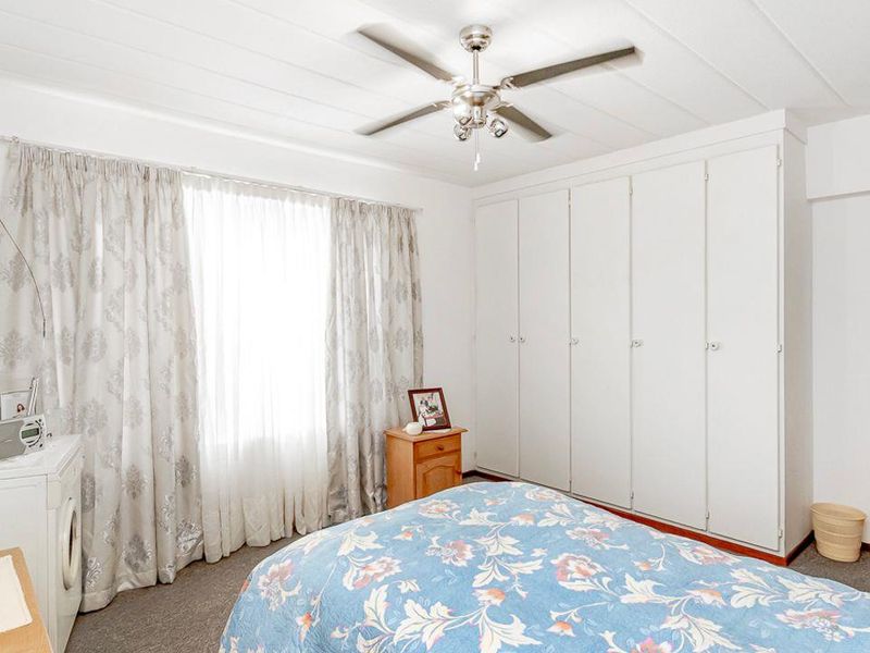 Charming and Spacious Ground Floor Unit in a Secure Complex. - Photo 10