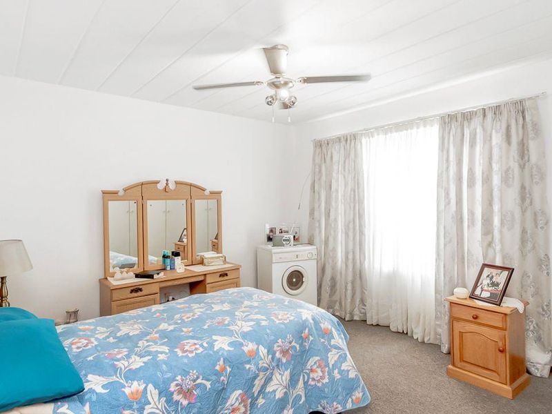 Charming and Spacious Ground Floor Unit in a Secure Complex. - Photo 9