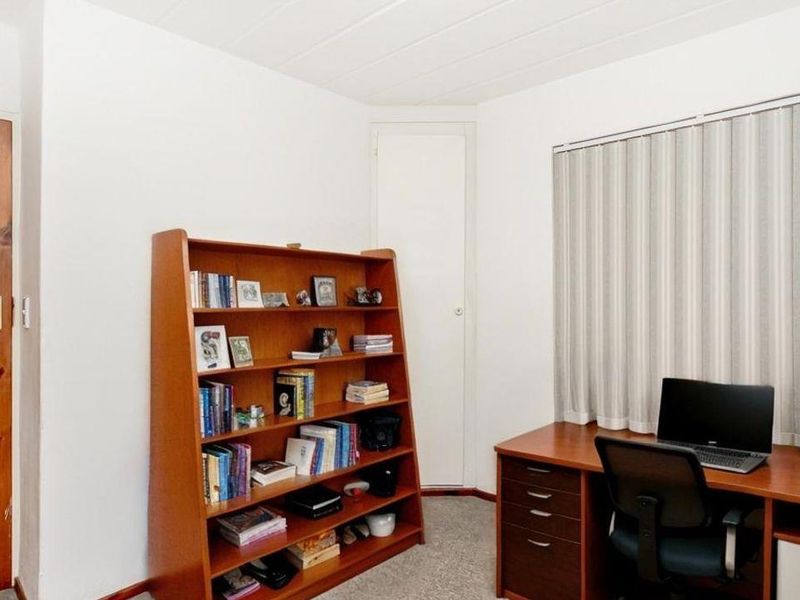 Charming and Spacious Ground Floor Unit in a Secure Complex. - Photo 8