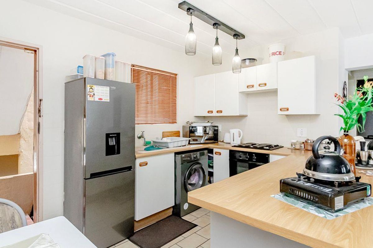 Charming and Spacious Ground Floor Unit in a Secure Complex. - Photo 5