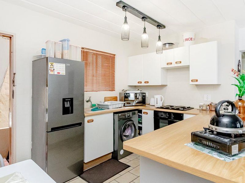 Charming and Spacious Ground Floor Unit in a Secure Complex. - Photo 5