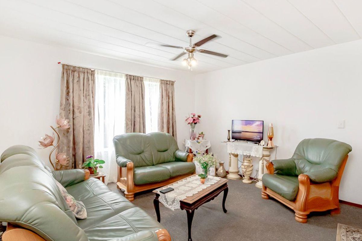 Charming and Spacious Ground Floor Unit in a Secure Complex. - Photo 3