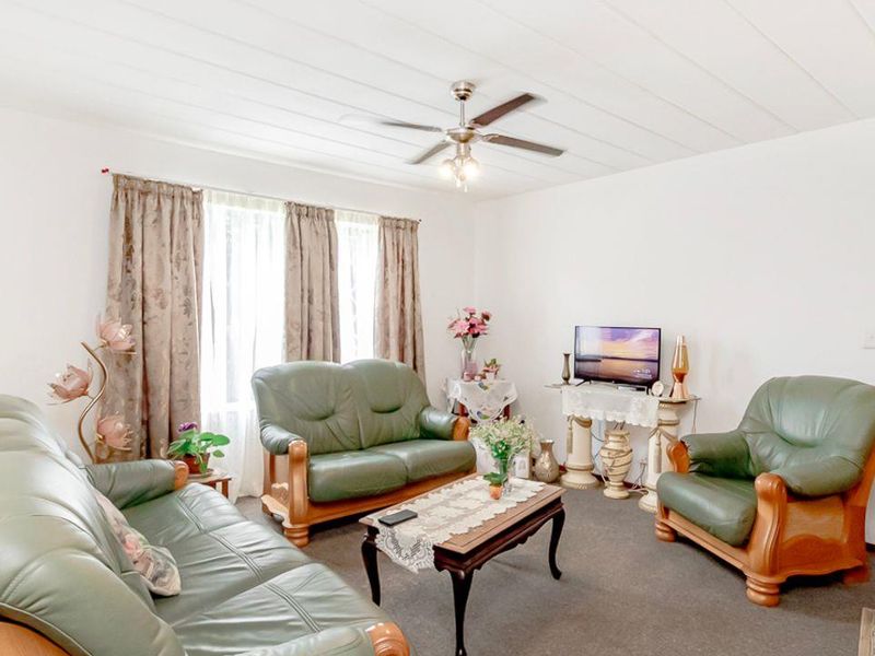 Charming and Spacious Ground Floor Unit in a Secure Complex. - Photo 3