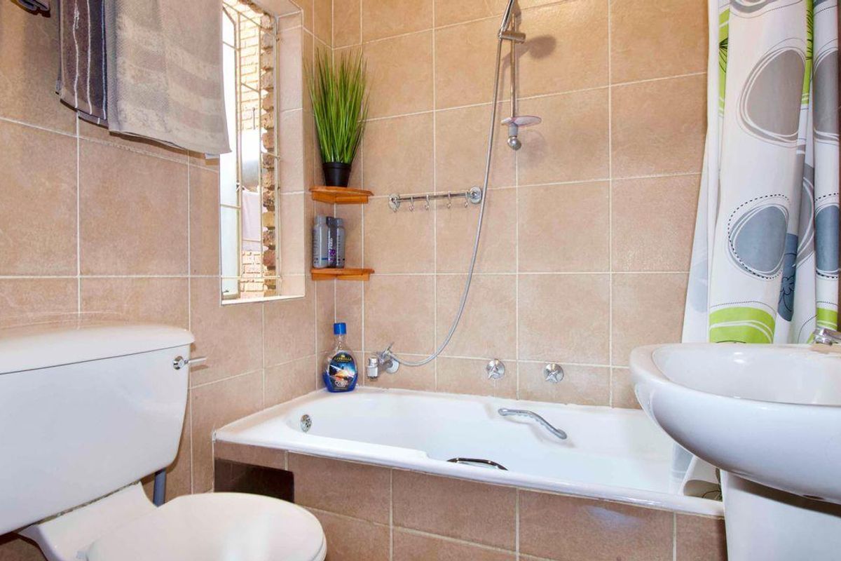 Amazing investment unit. This block receives fantastic rentals. - Photo 3