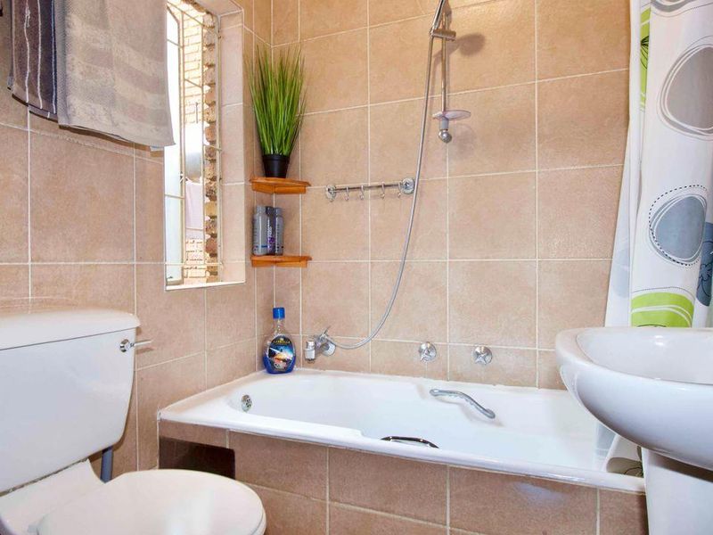 Amazing investment unit. This block receives fantastic rentals. - Photo 3