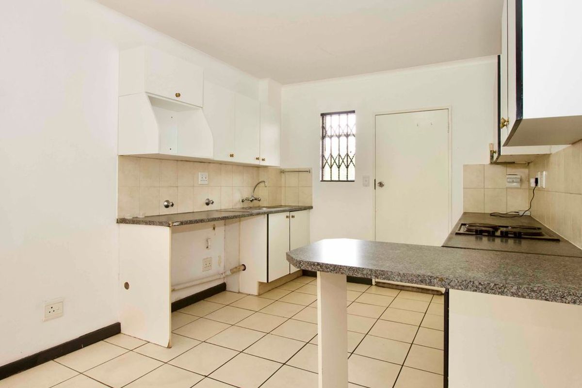 Spacious 3-Bedroom Flat in the Heart of Zwartkop - Photo 4