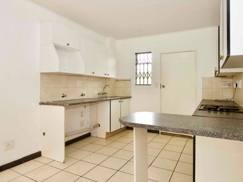 Spacious 3-Bedroom Flat in the Heart of Zwartkop - Photo 4