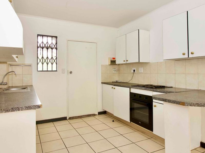Spacious 3-Bedroom Flat in the Heart of Zwartkop - Photo 9