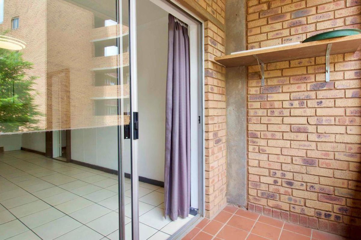 Spacious 3-Bedroom Flat in the Heart of Zwartkop - Photo 3