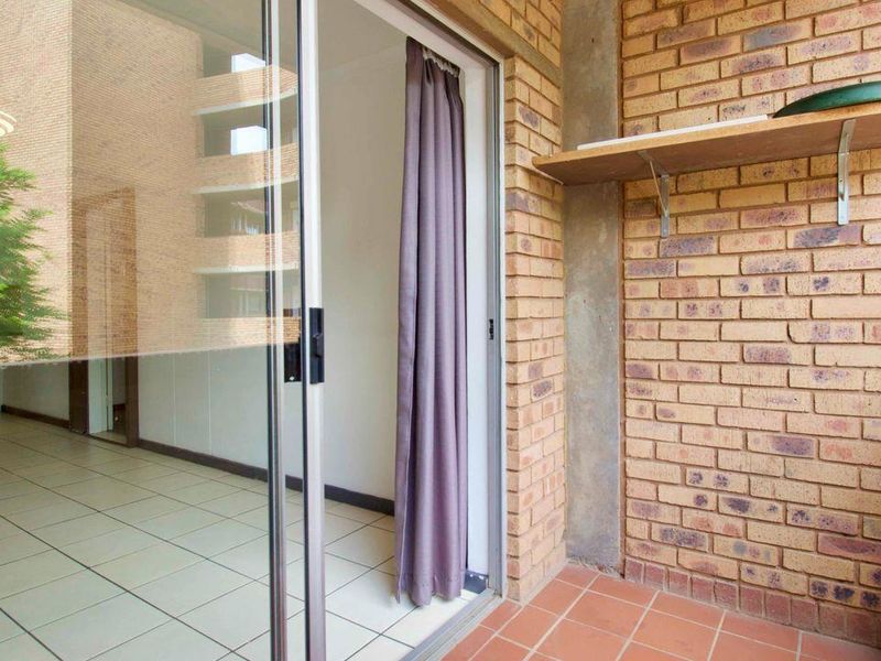 Spacious 3-Bedroom Flat in the Heart of Zwartkop - Photo 3