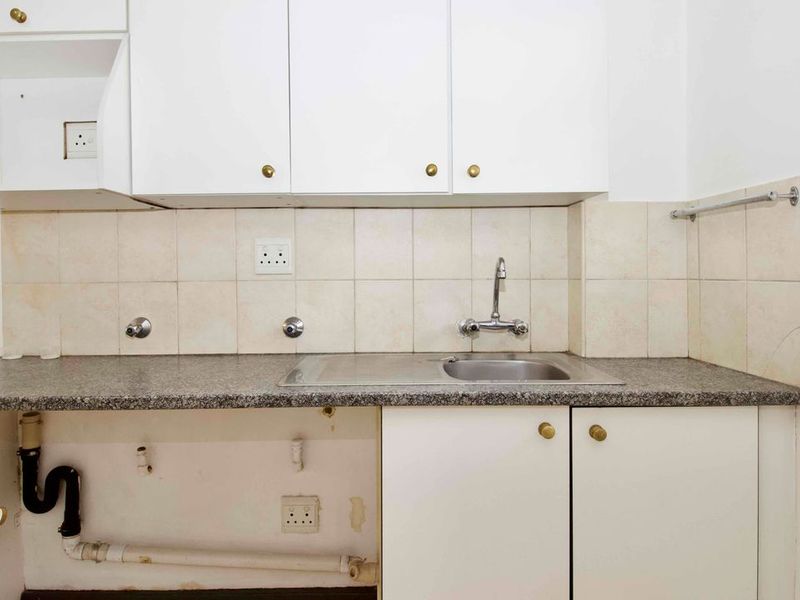 Spacious 3-Bedroom Flat in the Heart of Zwartkop - Photo 5