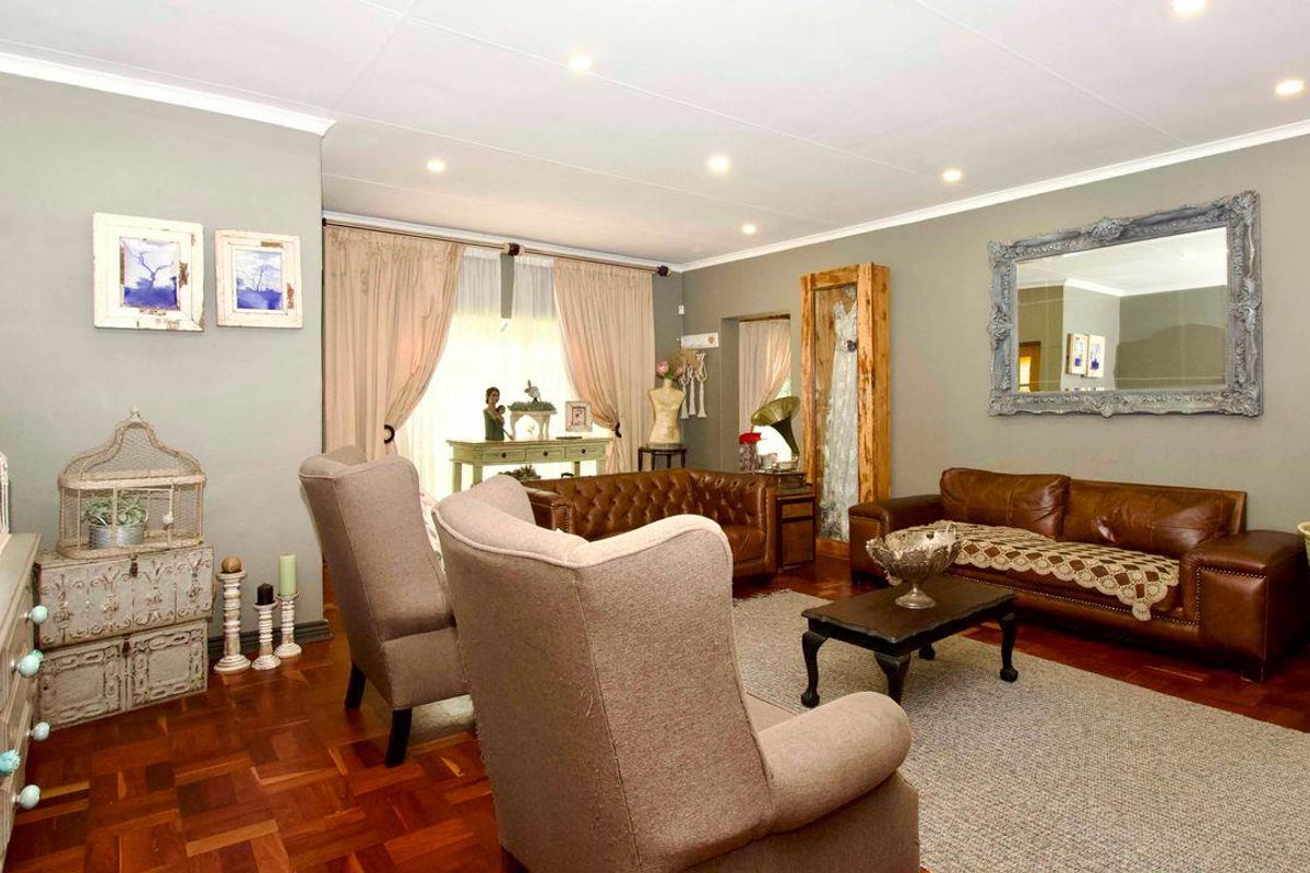 Stunning Home Set In A Class Of Its Own. - Photo 4