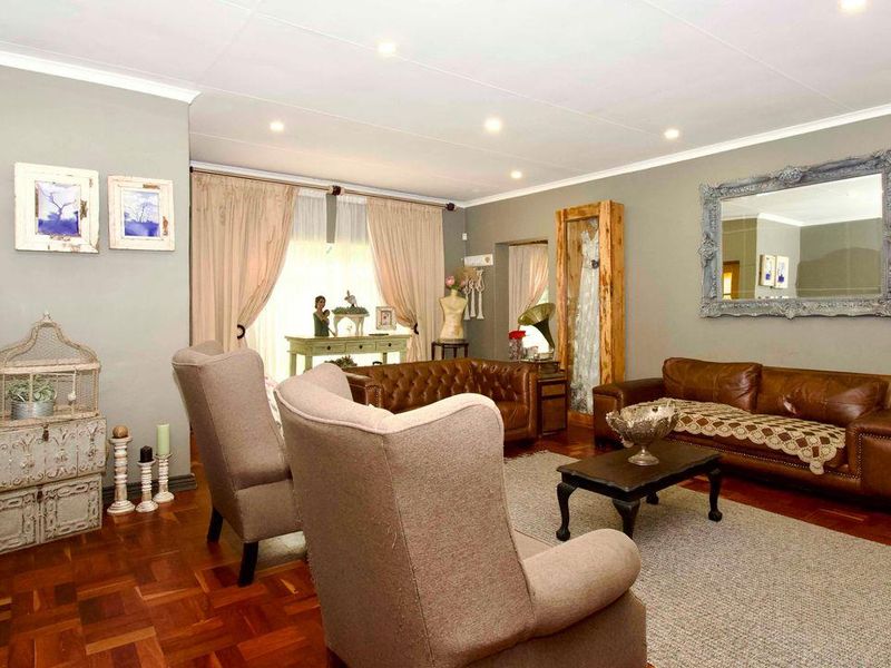 Stunning Home Set In A Class Of Its Own. - Photo 4