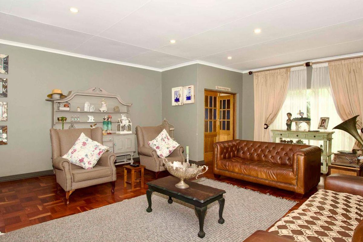 Stunning Home Set In A Class Of Its Own. - Photo 3