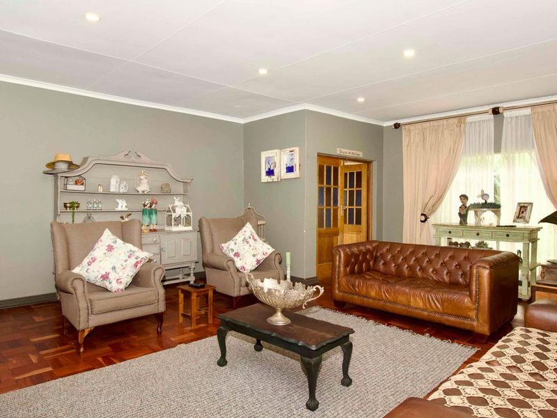 Stunning Home Set In A Class Of Its Own. - Photo 3