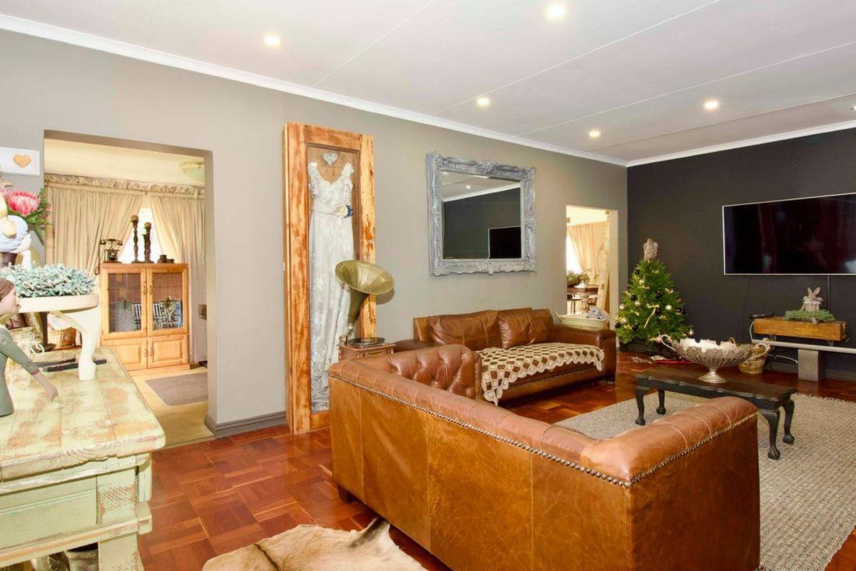 Stunning Home Set In A Class Of Its Own. - Photo 2