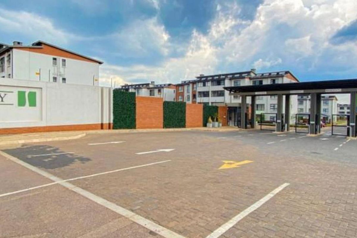 Like New Top Floor Unit, with an enclosed balcony. Less than buying from the developer. - Photo 5