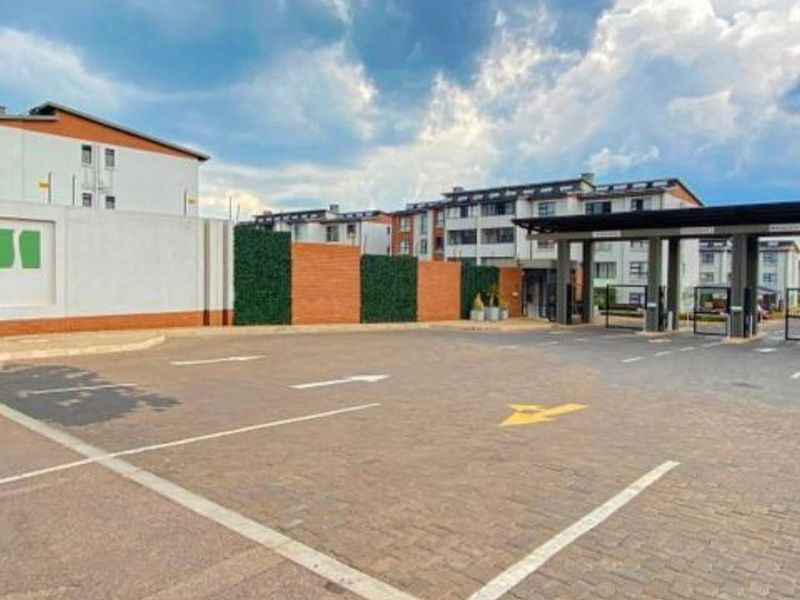 Like New Top Floor Unit, with an enclosed balcony. Less than buying from the developer. - Photo 5