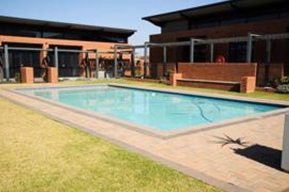 Like New Top Floor Unit, with an enclosed balcony. Less than buying from the developer. - Photo 3