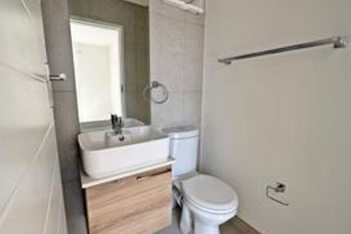 Like New Top Floor Unit, with an enclosed balcony. Less than buying from the developer. - Photo 2