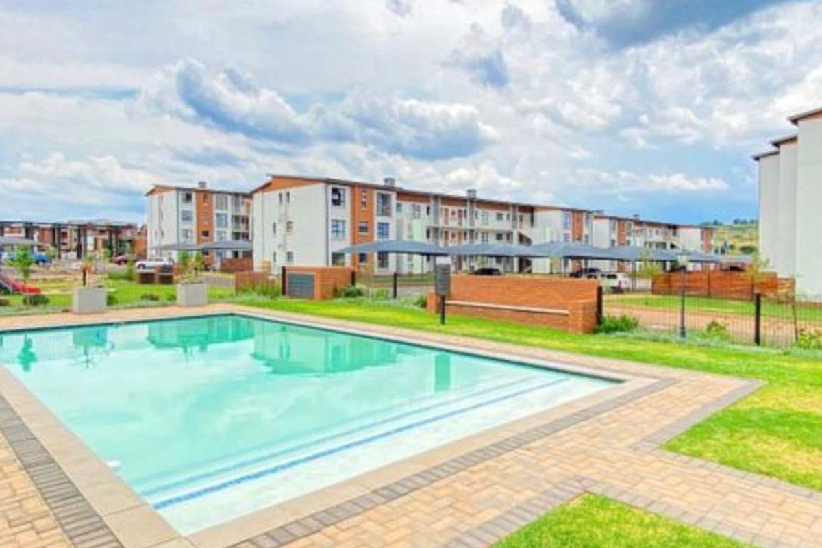 Like New Top Floor Unit, with an enclosed balcony. Less than buying from the developer. - Photo 4