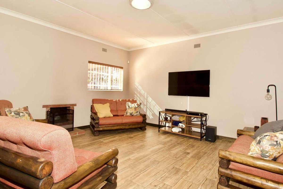 Are you looking for a well loved home, in move in and live condition - Photo 2