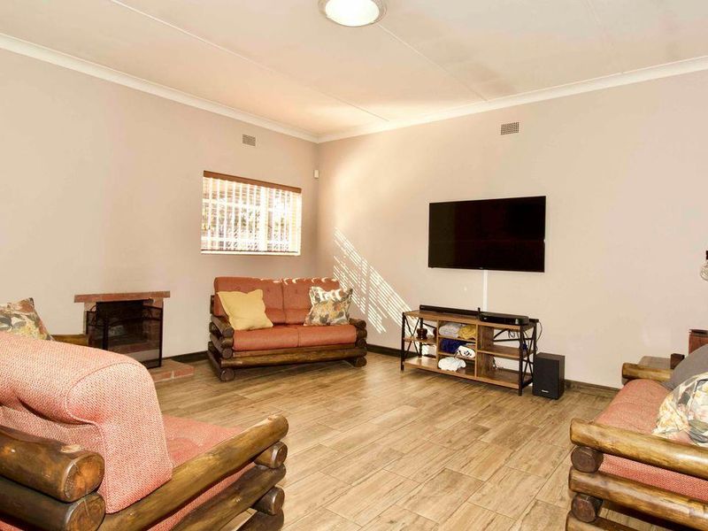 Are you looking for a well loved home, in move in and live condition - Photo 2