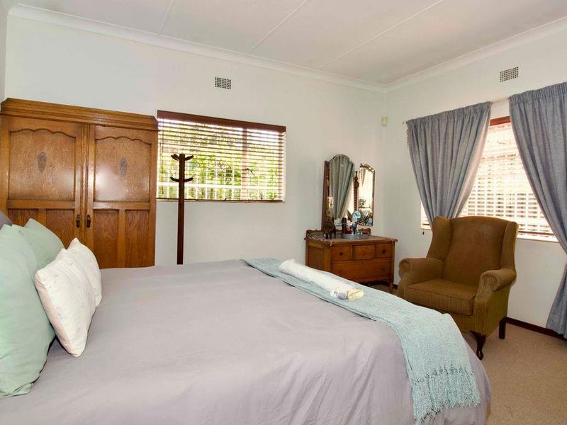 Are you looking for a well loved home, in move in and live condition - Photo 10