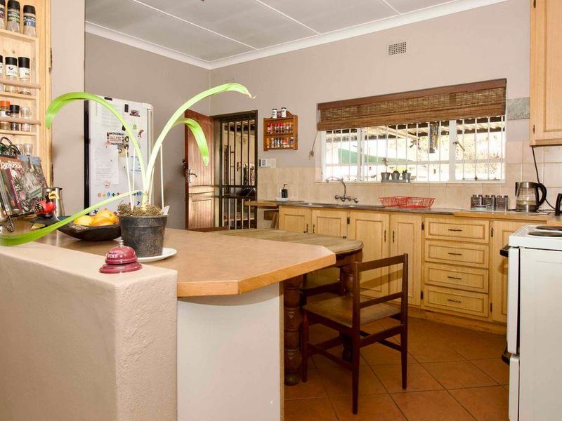 Are you looking for a well loved home, in move in and live condition - Photo 6