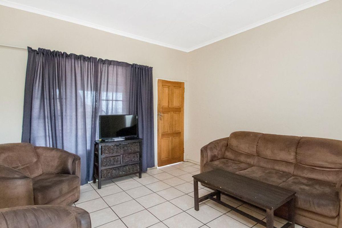 2 bedroom, 1 bathroom apartment - Photo 2