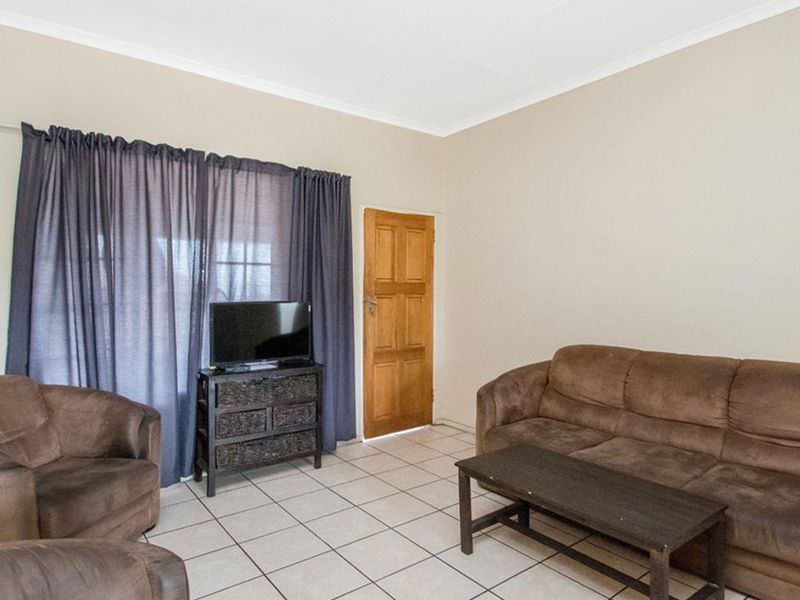 2 bedroom, 1 bathroom apartment - Photo 2