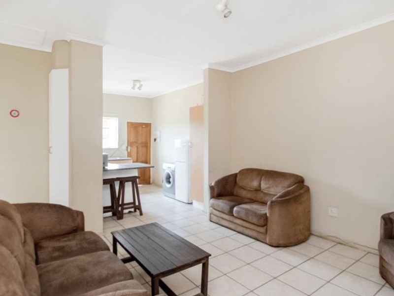 2 bedroom, 1 bathroom apartment - Photo 3