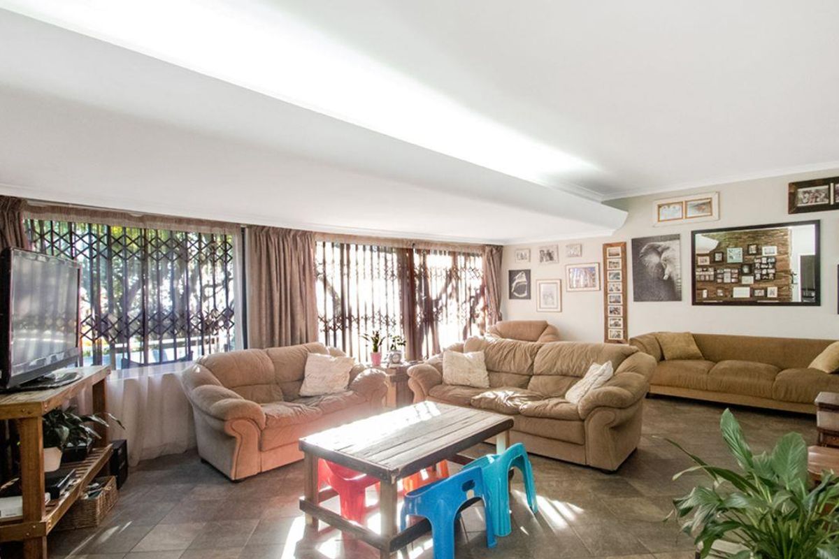 5 bedroom, 2 bathroom home with a 1 bedroom cottage - Photo 2