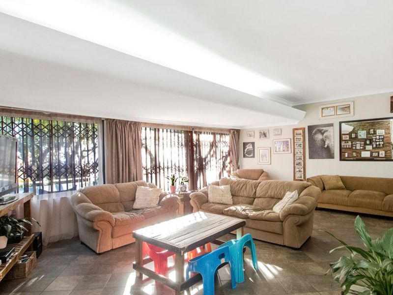 5 bedroom, 2 bathroom home with a 1 bedroom cottage - Photo 2