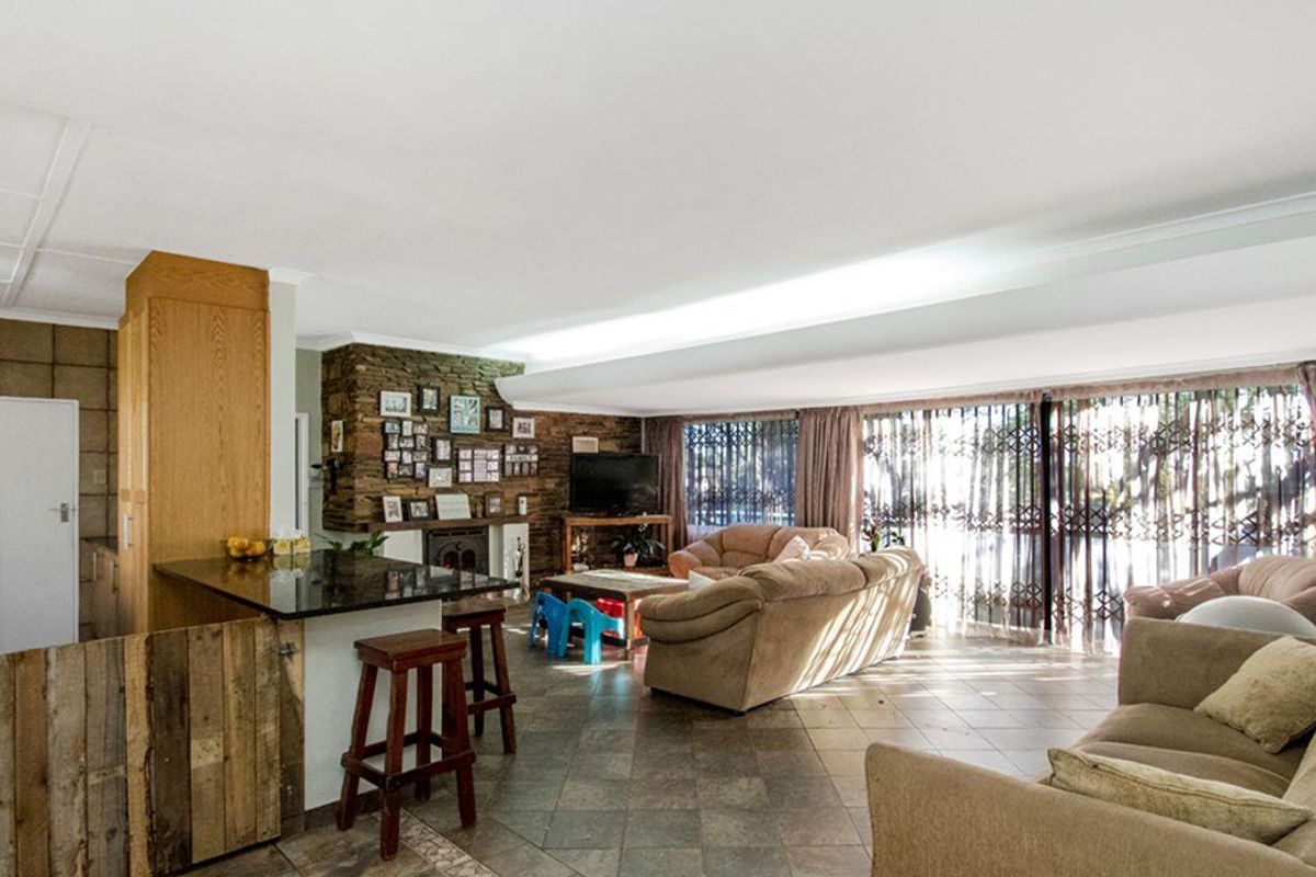 5 bedroom, 2 bathroom home with a 1 bedroom cottage - Photo 3