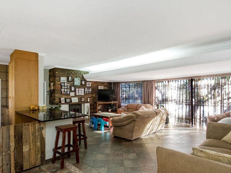 5 bedroom, 2 bathroom home with a 1 bedroom cottage - Photo 3