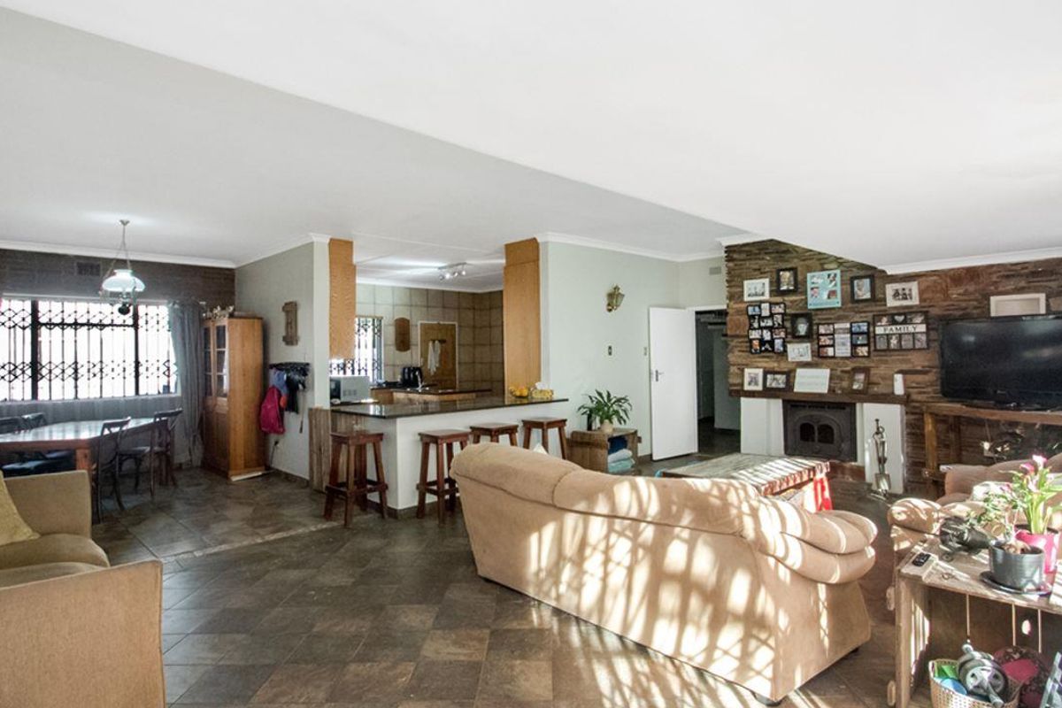 5 bedroom, 2 bathroom home with a 1 bedroom cottage - Photo 4