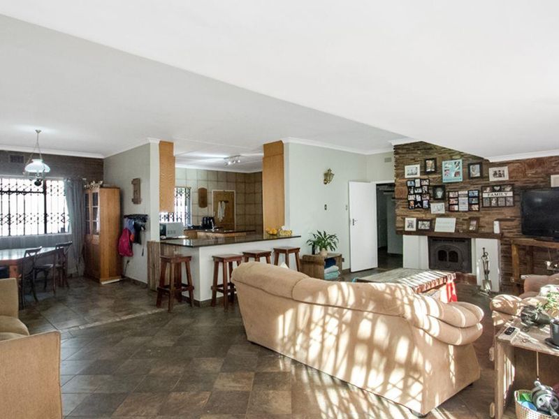 5 bedroom, 2 bathroom home with a 1 bedroom cottage - Photo 4