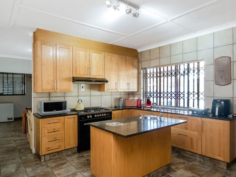 5 bedroom, 2 bathroom home with a 1 bedroom cottage - Photo 6