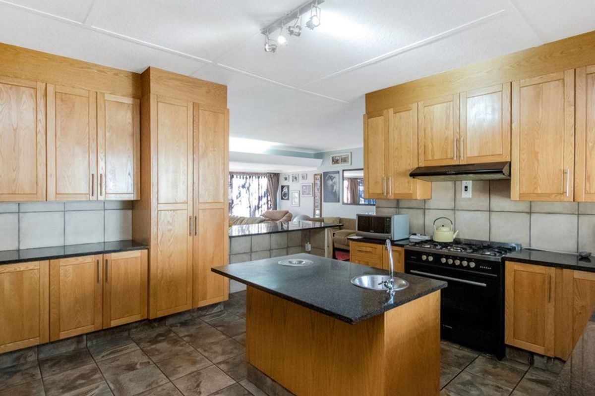 5 bedroom, 2 bathroom home with a 1 bedroom cottage - Photo 5