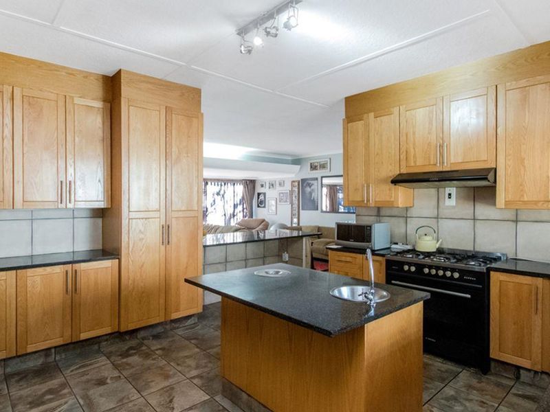 5 bedroom, 2 bathroom home with a 1 bedroom cottage - Photo 5