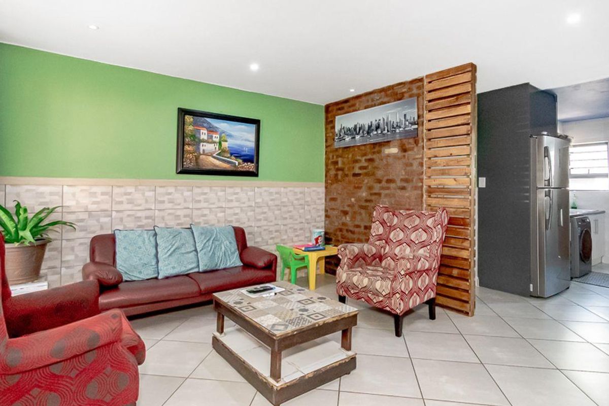 Beautiful 2 bedroom, 1 bathroom home with private garden - Photo 2