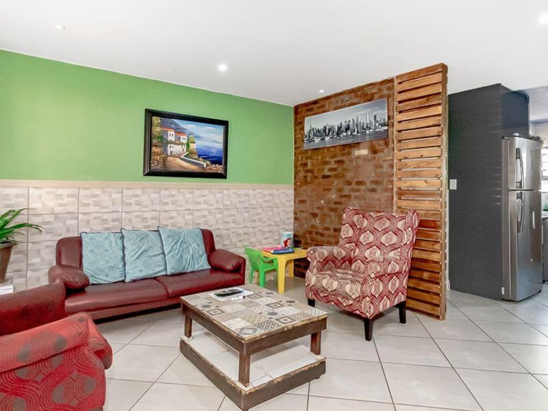 Beautiful 2 bedroom, 1 bathroom home with private garden - Photo 2