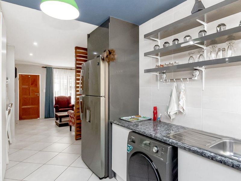 Beautiful 2 bedroom, 1 bathroom home with private garden - Photo 8