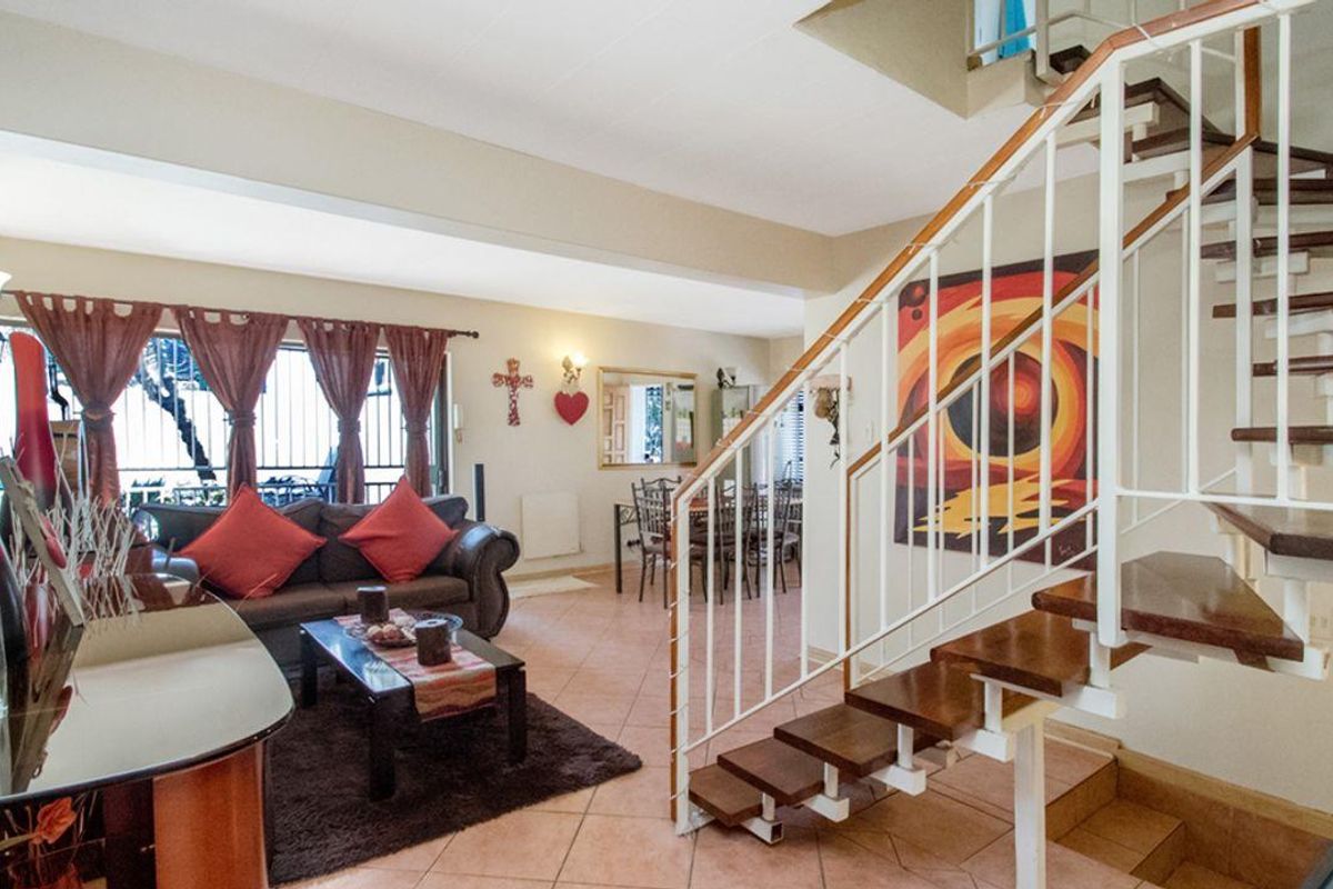 Lovely 2 bedroom, 2.5 bathroom home - Photo 3